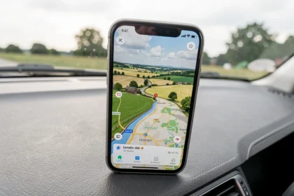 Smartphone fixé au tableau de bord affichant un itinéraire de navigation